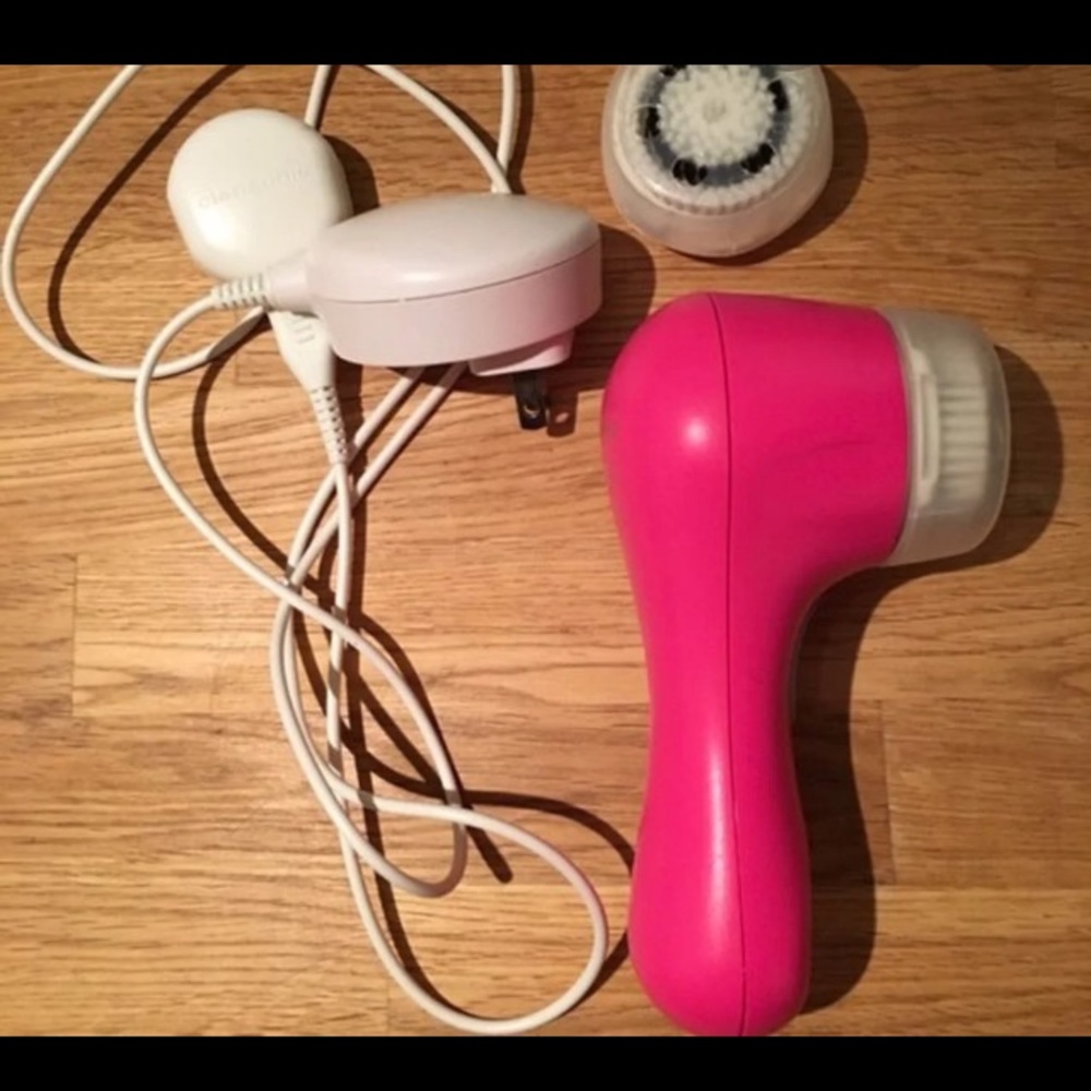 Mia 1 face brush